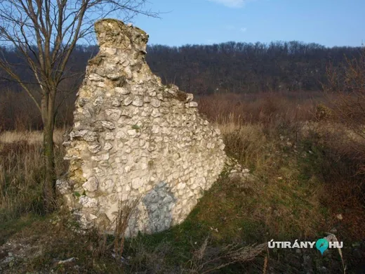 'Alsópere román stílusú templomrom' cikk borítóképe