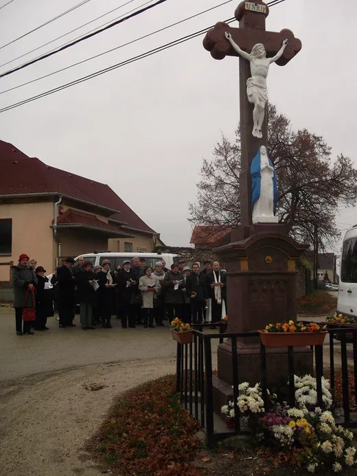 'Megáldott keresztek Olaszfaluban' cikk borítóképe