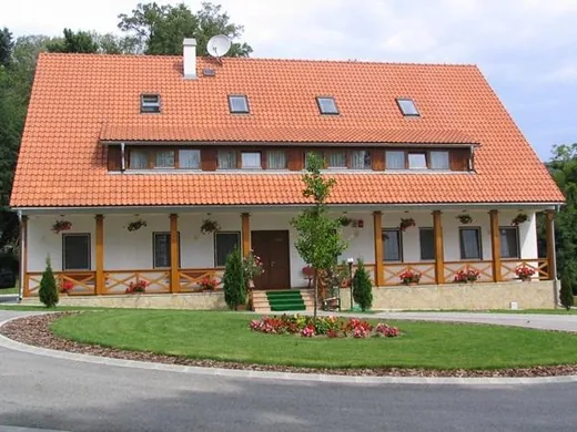 'Alsópere Park Szálló és Panzió ' cikk borítóképe